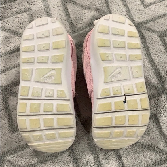 💕Nike Roshe Sneakers💕 - Picture 4 of 5